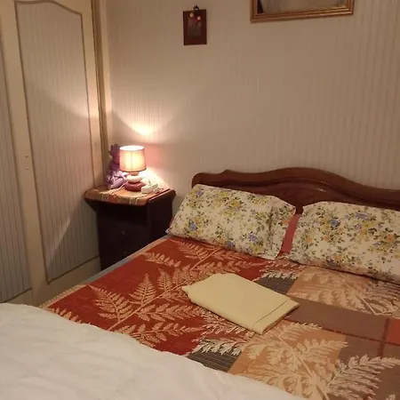 Maison Entiere Avec Parking, Garage Et Jardin * Montluçon