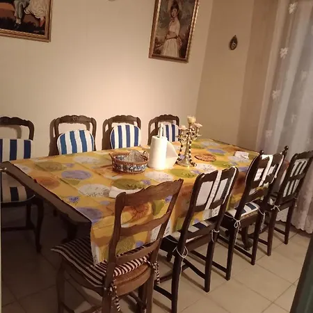 Maison Entiere Avec Parking, Garage Et Jardin Монлюсон