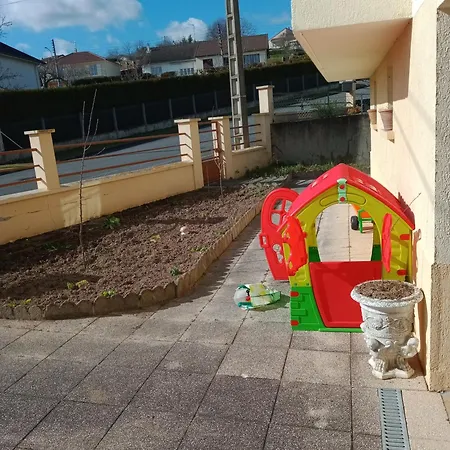 Maison Entiere Avec Parking, Garage Et Jardin Holiday home Montlucon